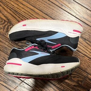 Brooks ghost max running sneakers
